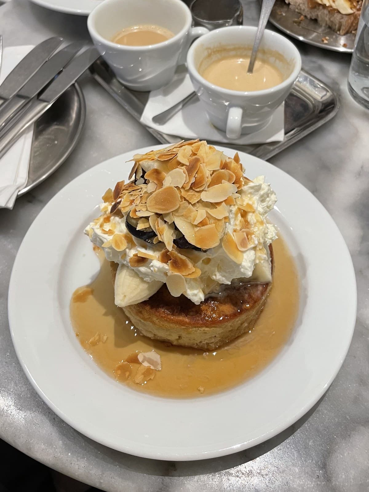 Pancake met amandelen en koffie